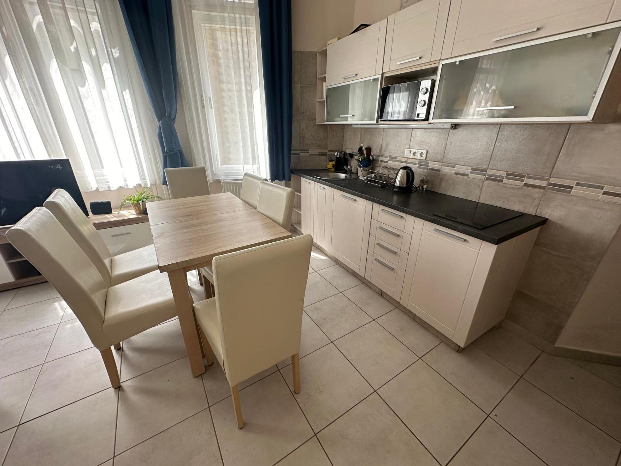 Bright Apartment In The Most Beautiful Street Of Budapest Vaci Street, Fashion Street บูดาเปสต์ ภายนอก รูปภาพ